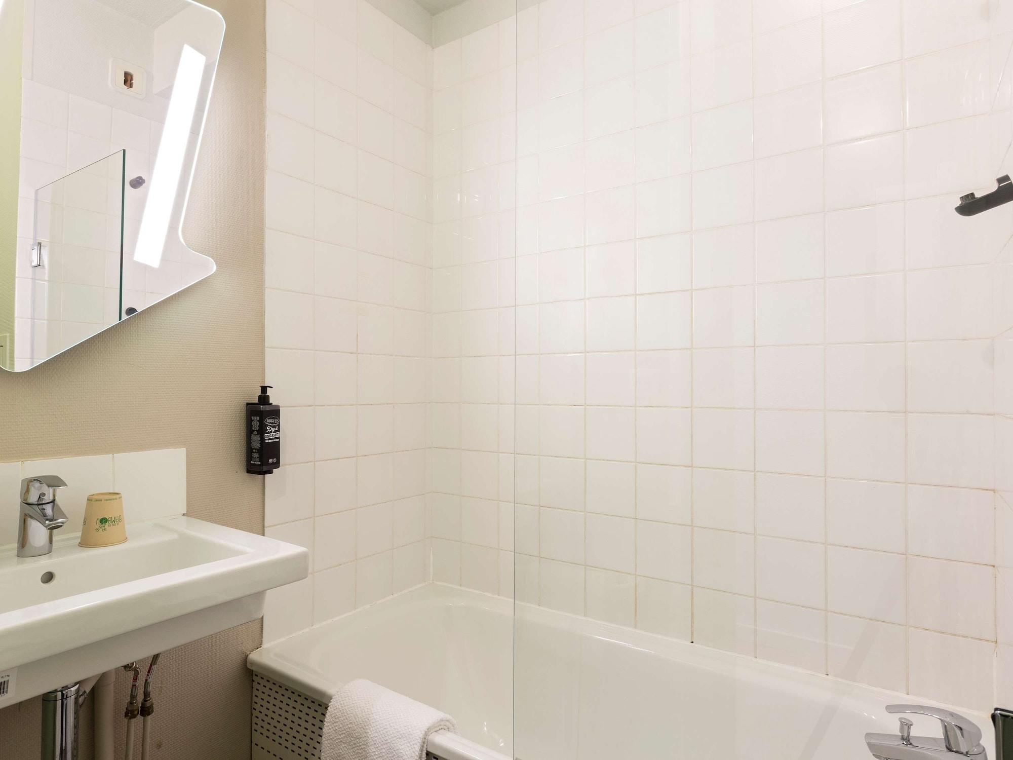 Ibis Budget Bourgoin Jallieu Centre Экстерьер фото